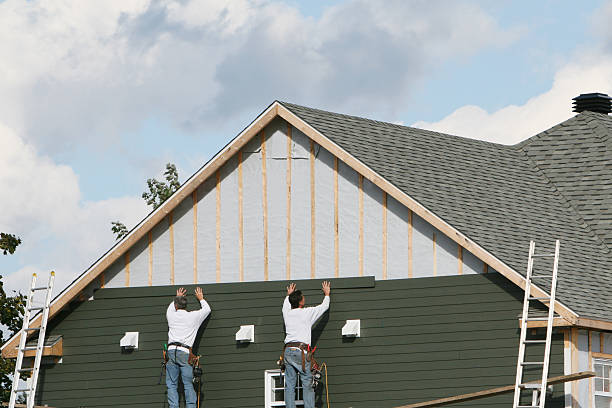 Professional Vinyl Siding technician working in Walnut Bottom, PA